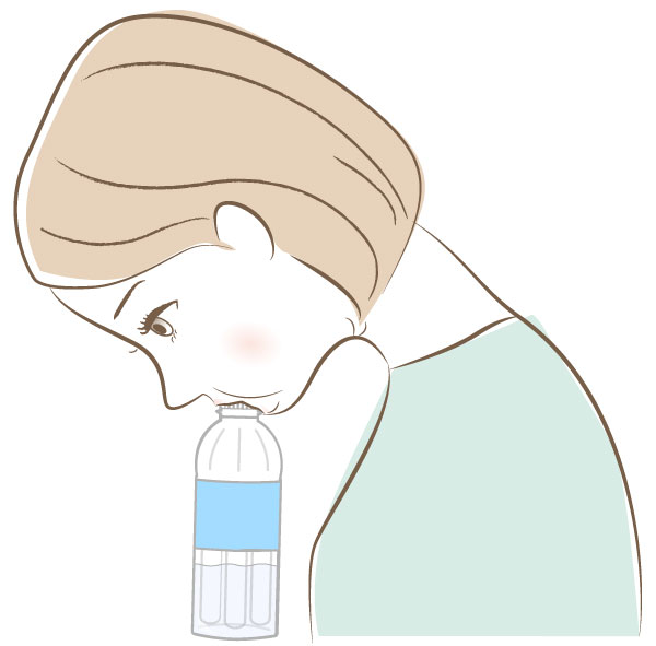 たるみ予防のためにペットボトルを口に加えた女性のイラスト